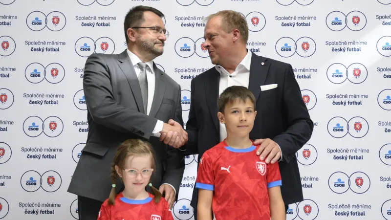 Aleš Blažek a David Trunda na tiskové konferenci k partnerství mezi FAČR a ČSOB