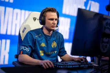 Marek Humanoid Brázda v dresu týmu MAD Lions plní roli MID