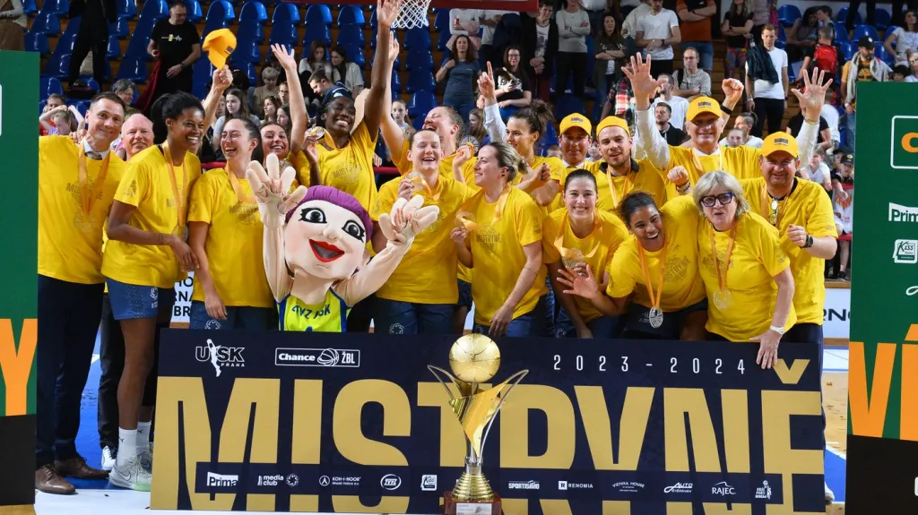 Slavící basketbalistky ZVVZ USK Praha