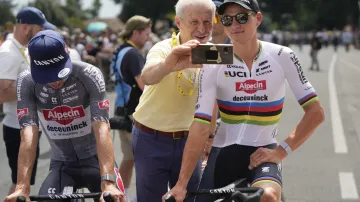 Světový šampion Mathieu van der Poel byl vyhledávanou atrakcí