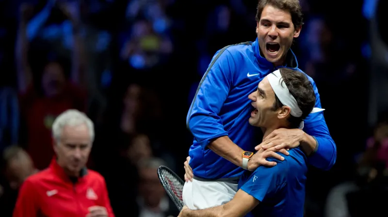 Rafael Nadal v náručí Rogera Federera po výhře v Laver Cupu