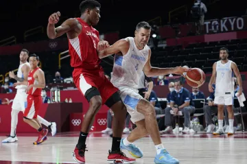 Luis Scola v zápase s Japonskem na OH