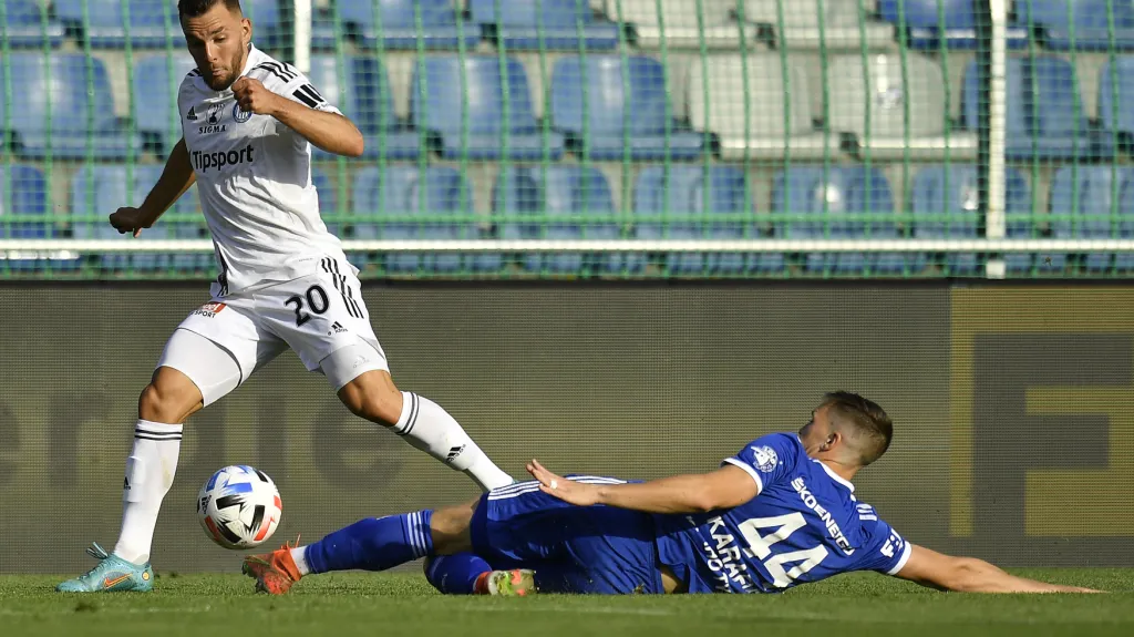 Ondřej Karafiát z Mladé Boleslavi se snaží odebrat míč olomouckému Juraji Chvátalovi