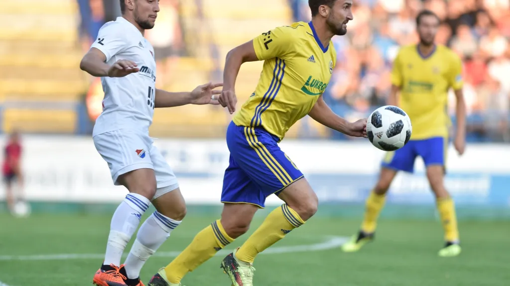 Zlínský záložník Petr Jiráček a Adam Jánoš z Baníku