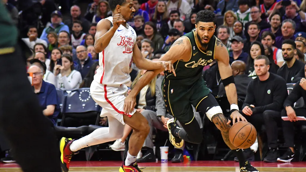 Jayson Tatum z Bostonu dribluje s míčem v utkání NBA