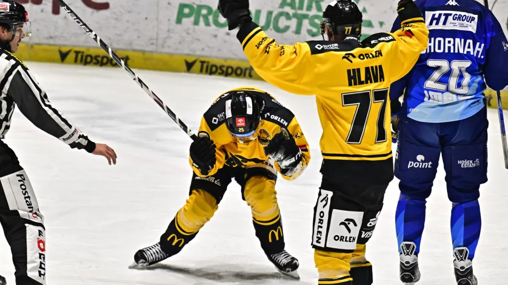 David Kaše a Nicolas Hlava z Litvínova se radují z gólu proti Kometě