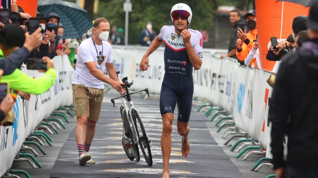 Jan Frodeno při triatlonové exhibici, na níž překonal světový rekord