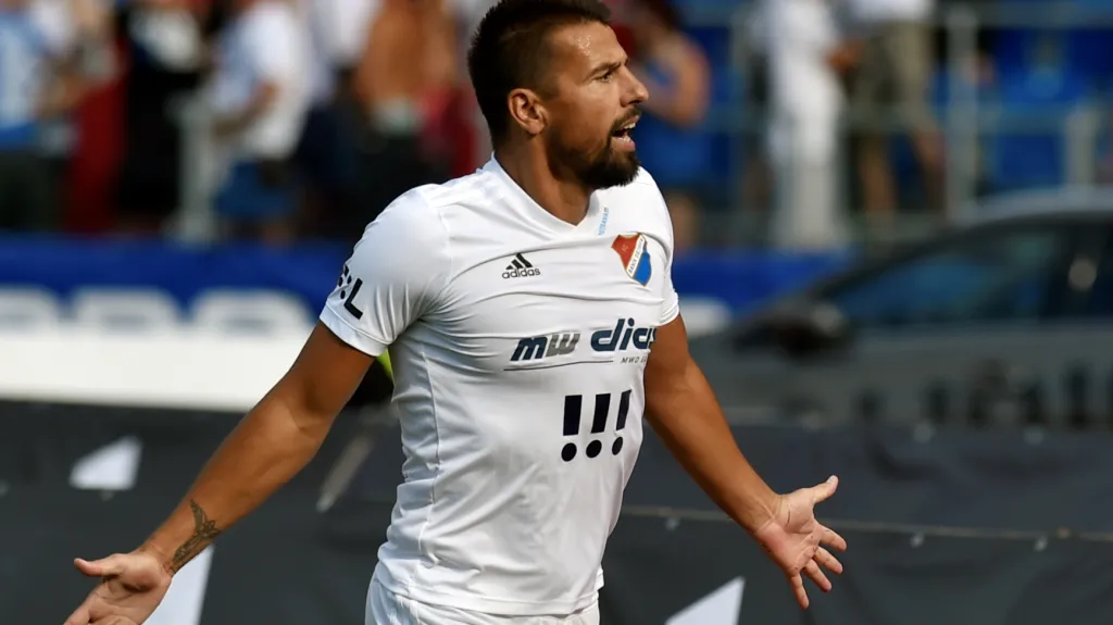 Milan Baroš se raduje z gólu proti Příbrami