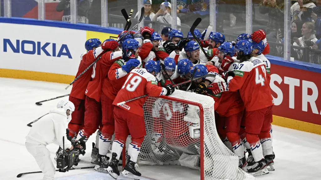 Slavící čeští hokejisté