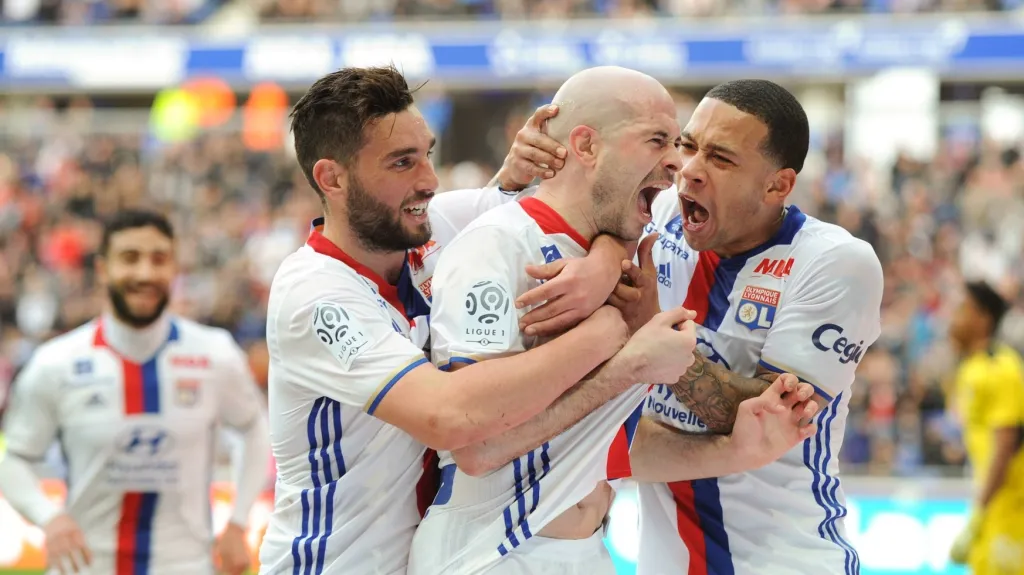 Memphis Depay (vpravo) se raduje z gólu se spoluhráči z Lyonu