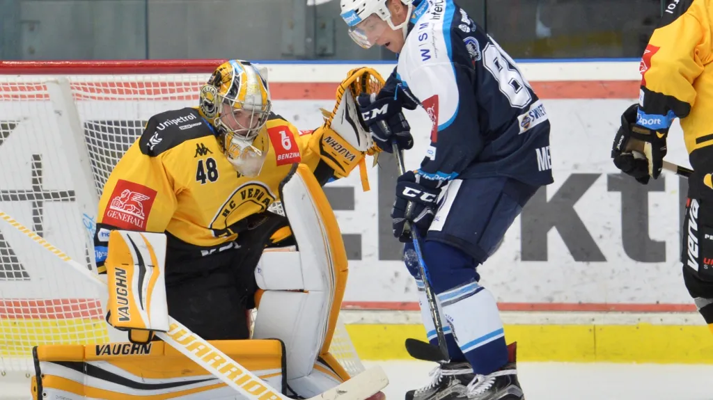 Tomáš Mertl z Plzně v akci proti brankáři Michaelu Petráskovi z Litvínova