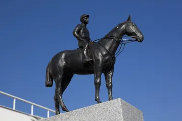 Jezdecká socha žokeje George Sayerse na koni Fantome