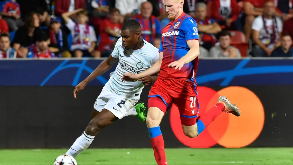 Václav Jemelka z Plzně (vpravo) v utkání s Interem Milán