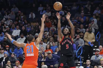 Immanuel Quickley a Aaron Wiggins v zápase Oklahomy s Torontem