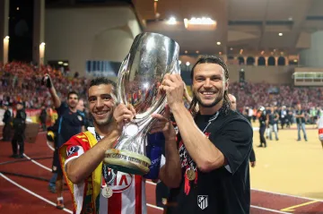 Tomáš Ujfaluši s pohárem pro vítěze Superpoháru