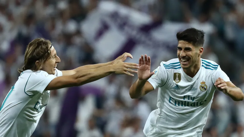 Radující se Marco Asensio a Luka Modrič