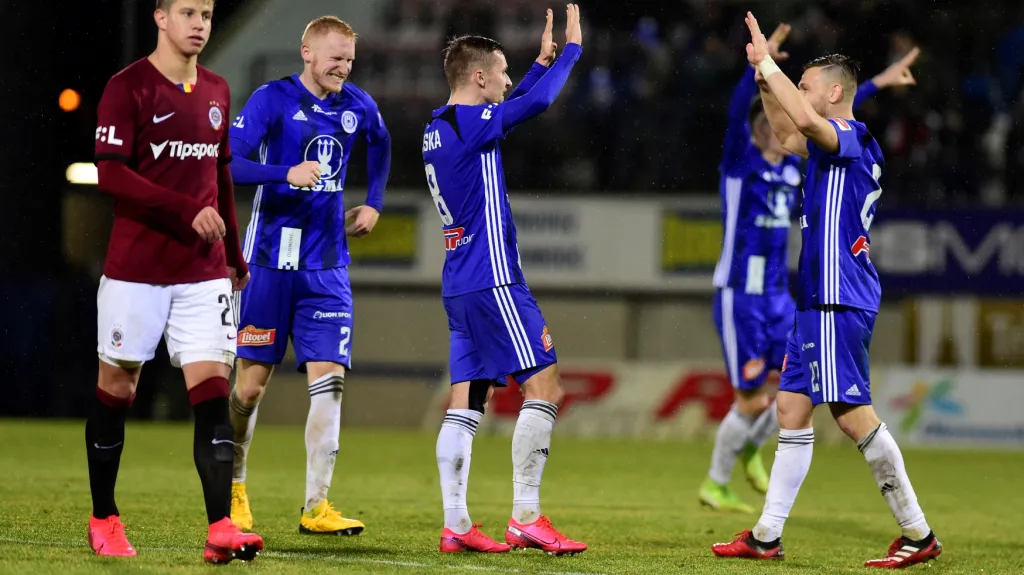 Fotbalisté Olomouce se radují z gólu v utkání proti Spartě