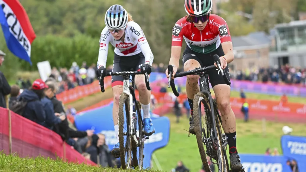 Blanka Vasová v souboji s Puck Pieterseovou na trati v Overijse