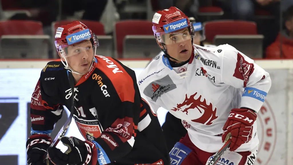 Daniel Rákos z Hradce Králové (vlevo) v souboji s Jiřím Polanským z Třince