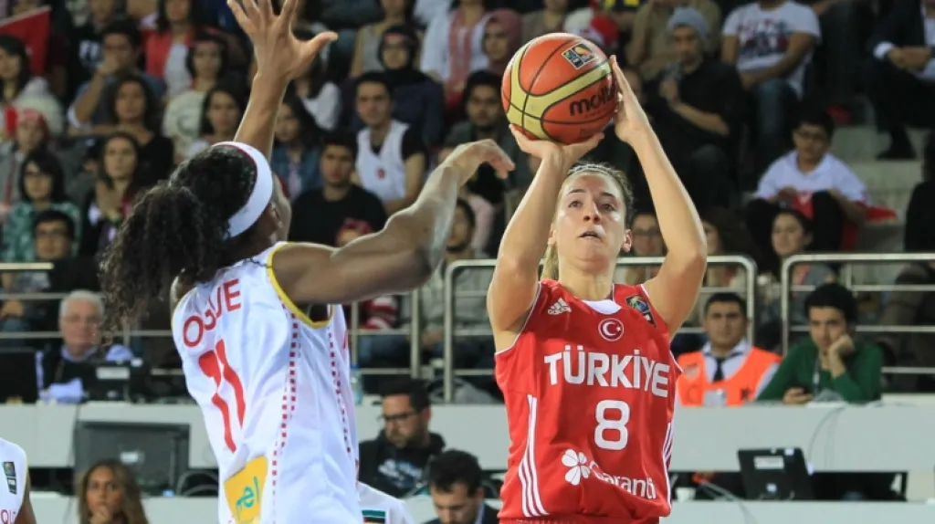 Turecká basketbalistka Begum Dalgalar (vpravo) na MS