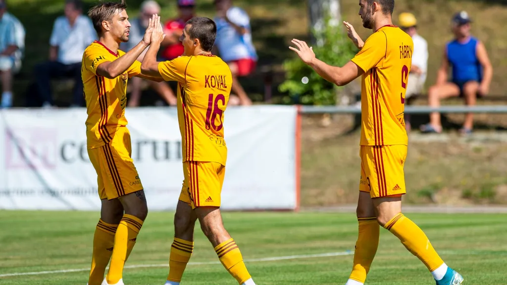 Fotbalisté Dukly Praha slaví gól