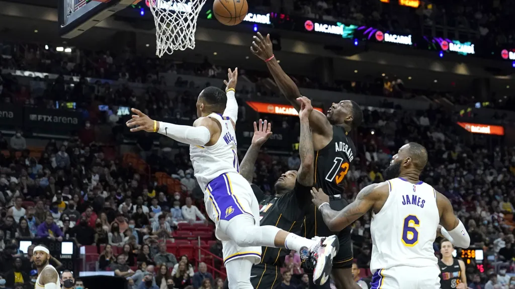 Bam Adebayo z Maimi zakončuje v utkání s LA Lakers