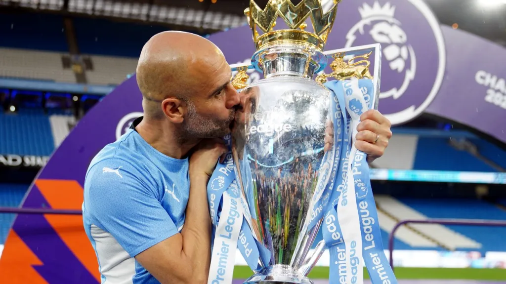 Kouč Pep Guardiola z Manchesteru City s trofejí pro vítěze Premier League