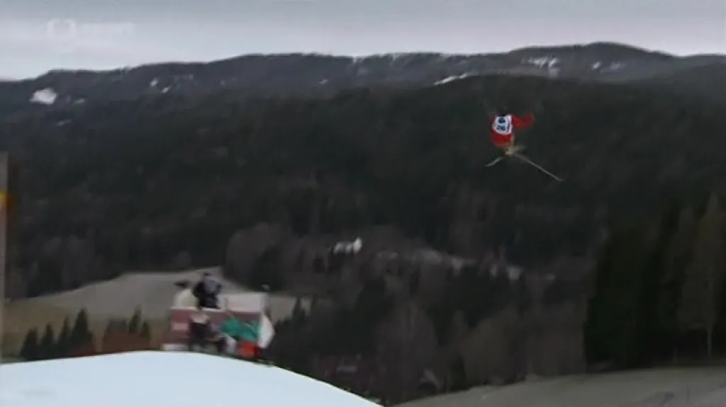 Holub ztratil lyži, přesto doskočil bez problémů