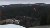 Holub ztratil lyži, přesto doskočil bez problémů