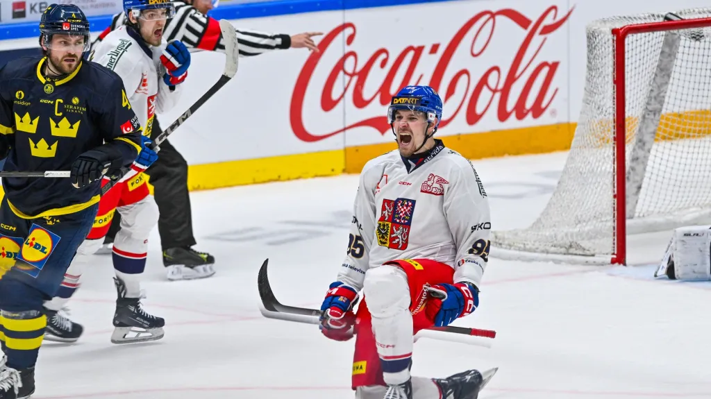 Adam Klapka slaví gól proti Švédům