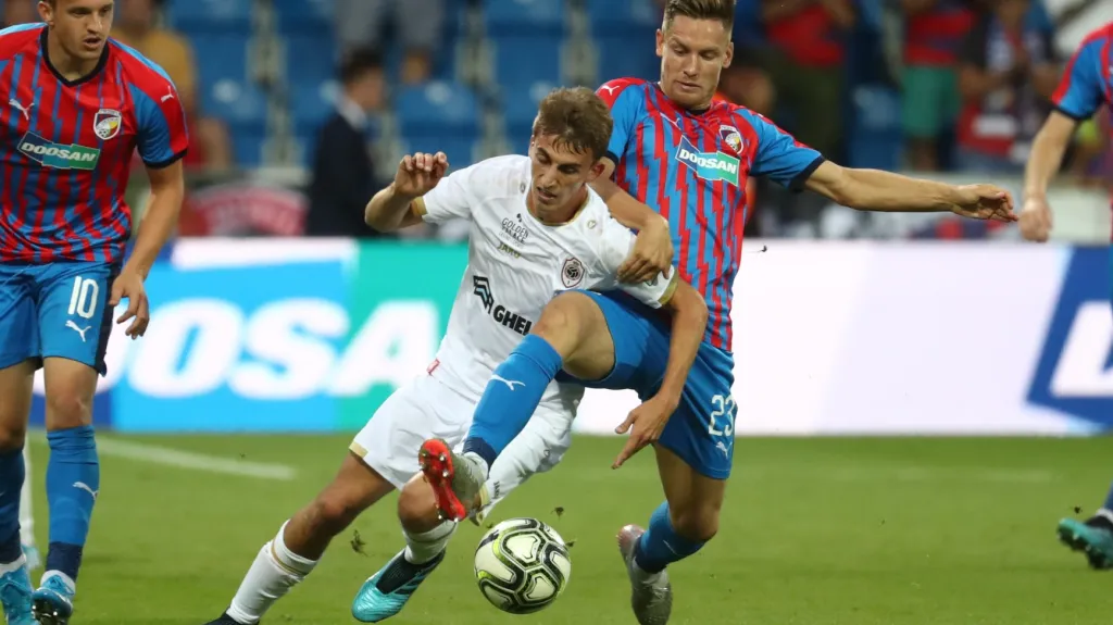 Plzeňský Lukáš Kalvach (číslo 23) v duelu s Antverpami