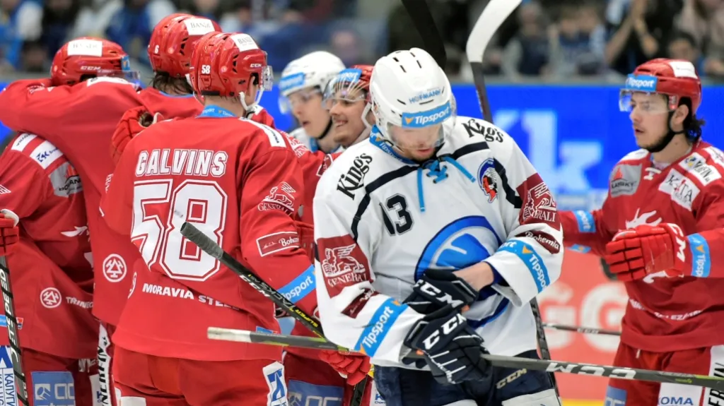 Třinečtí hokejisté se radují z gólu proti Plzni