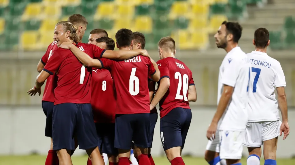 Čeští fotbalisté se radují z gólu v síti Kypru