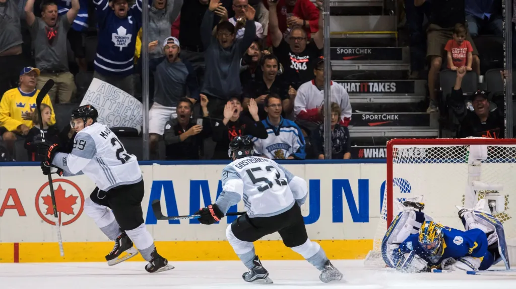 Nathan MacKinnon právě rozhodl utkání se Švédskem