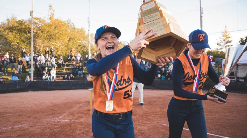 Softbalistky Joudrs Praha s mistrovskou trofejí