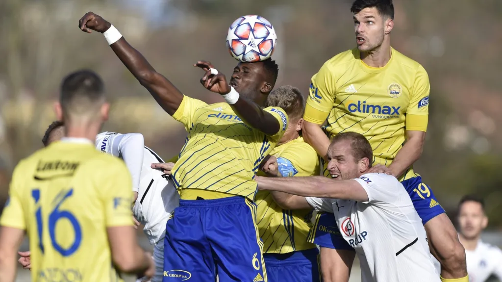 Cheick Conde ze Zlína hlavičkuje v utkání se Slováckem