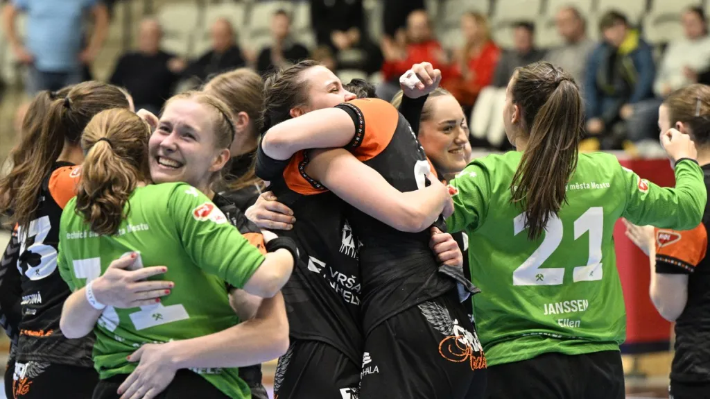 Hráčky z DHK Baník Most se radují z vítězství