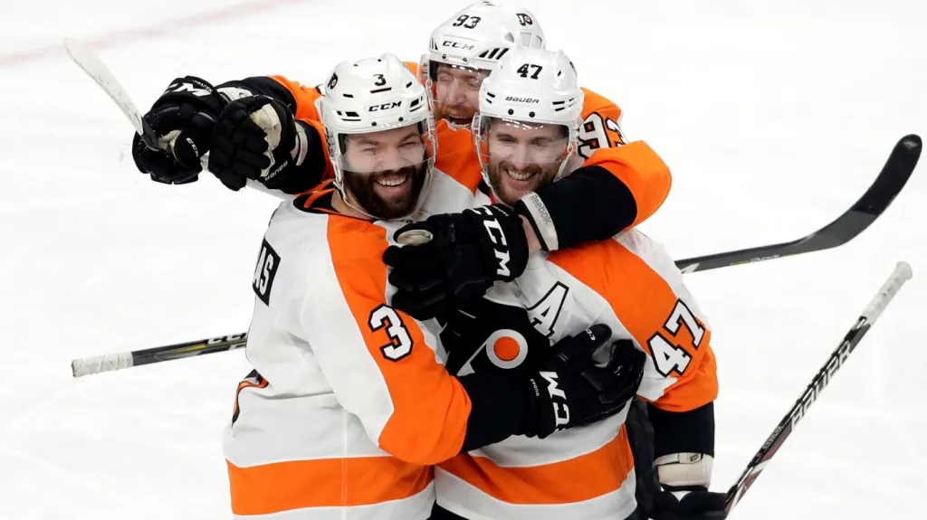 Radko Gudas (vlevo) a Jakub Voráček (uprostřed) slaví gól Philadelphie