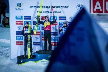 Slavící Johannes Thingnes Bö po sprintu v Novém Městě na Moravě