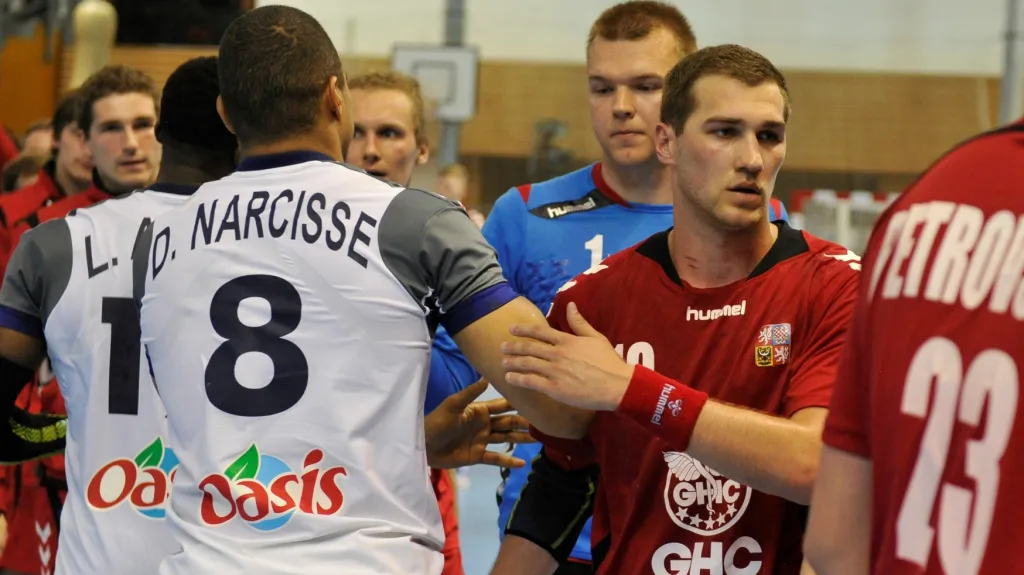 Tomáš Babák z České republiky si podává ruku s Danielem Narcissem z Francie