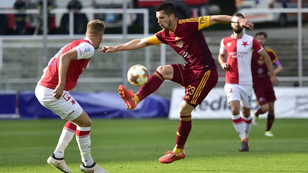 Uroš Djuranovič z pražské Dukly se snaží přejít přes Jakuba Jugase ze Slavie