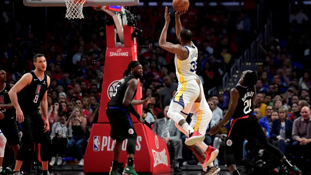Kevin Durant z Golden State Warriors střílí na koš v utkání play-off s LA Clippers
