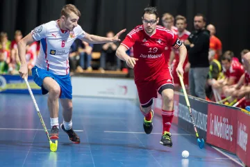 Švýcar Matthias Hofbauer (vpravo) v utkání s Českem