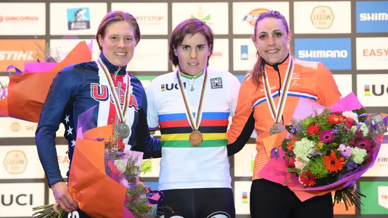 Závěr závodu žen na MS v cyklokrosu