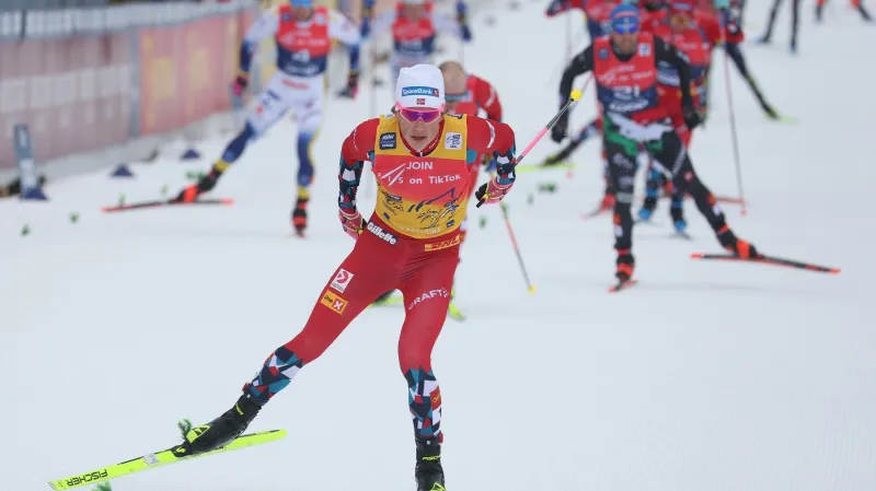 Finiš mužského skiatlonu v Trondheimu