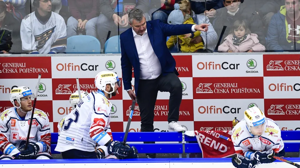 Trenér David Čermák udílí pokyny na střídačce Kladna