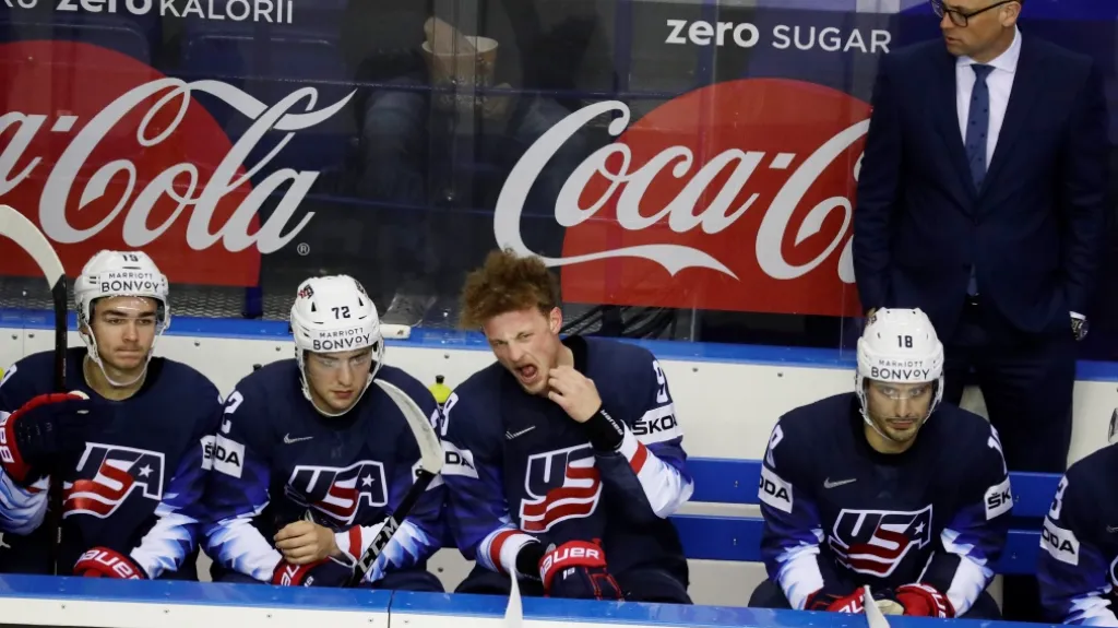 Znudění Američané na střídačce během utkání s Velkou Británií