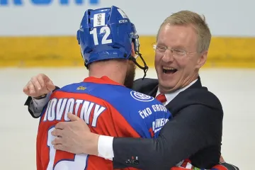 Kari Jalonen v objetí s kapitánem Jiřím Novotným