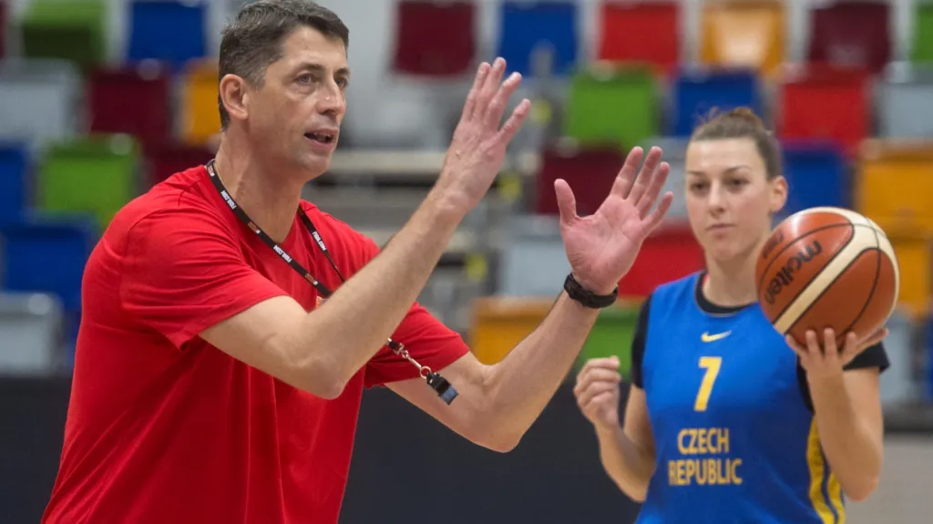 Štefan Svitek (vlevo) na tréninku basketbalové reprezentace