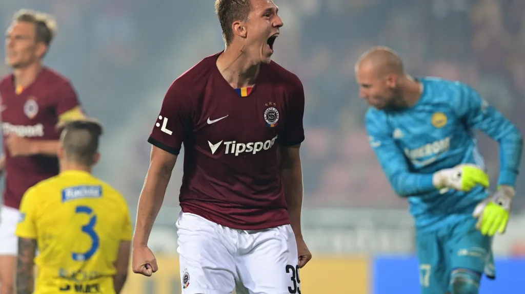 Lukáš Juliš se raduje z gólu v utkání proti Zlínu